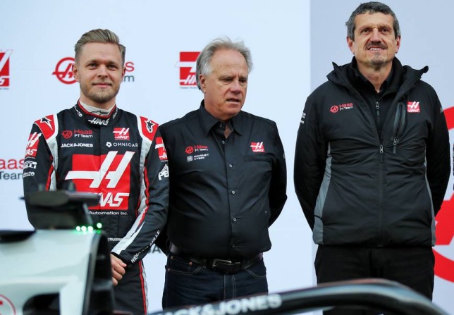 Кевин Магнуссен, Джин Хаас и Гюнтер Штайнер на презентации машины Haas VF-20 в Барселоне