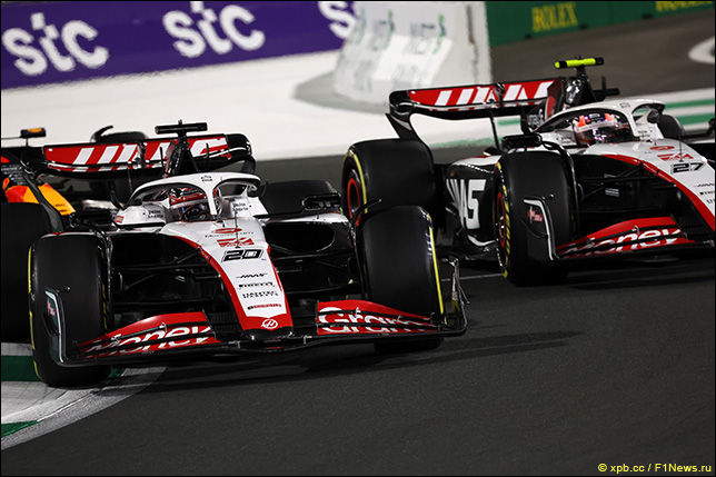 Гонщики Haas F1 сражаются за позицию