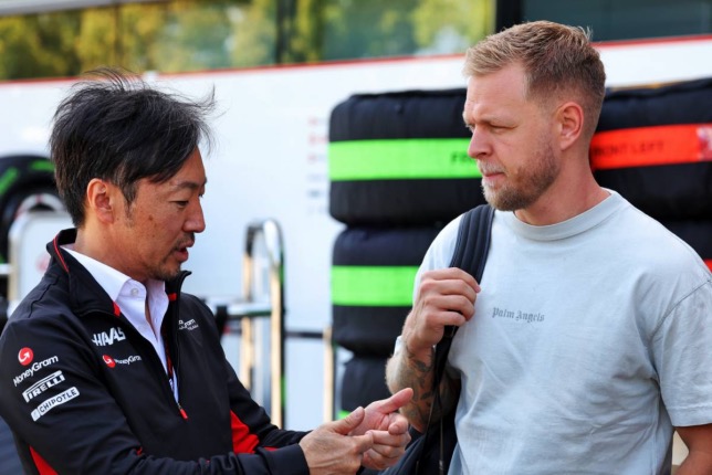Кевин Магнуссен (справа) и Айо Комацу, руководитель команды Haas F1, фото XPB