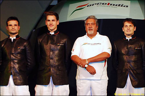 Гонщики Force India и ее глава Виджей Малья на презентации в Мумбаи, январь 2008 г.