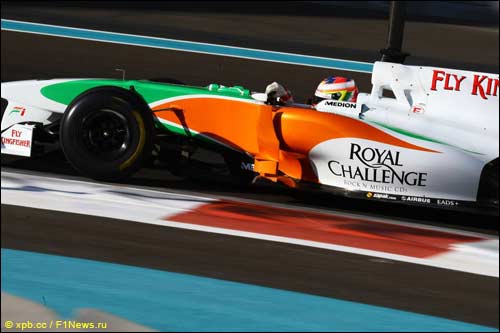 Пол ди Реста за рулем Force India на шинных тестах Pirelli в Абу-Даби