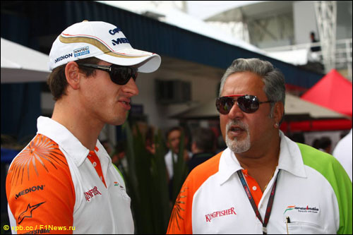 Адриан Сутил с руководителем Force India Виджеем Мальей