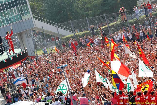 Болельщики Ferrari приветствуют Фернандо Алонсо, занявшего 3-е место в Гран При Италии 2012 года