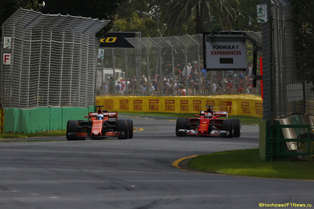 Машины Ferrari и McLaren на трассе Гран При Австралии