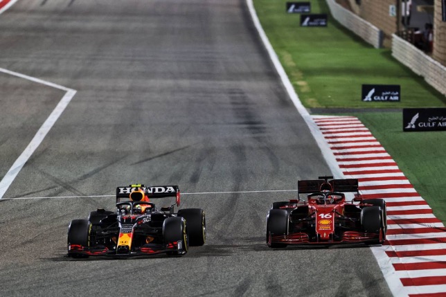 Серхио Перес ведёт борьбу за позицию с Шарлем Леклером на трассе Гран При Бахрейна