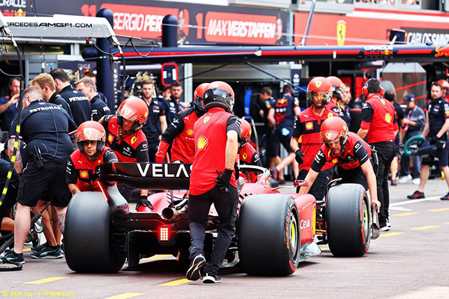 Механикам Ferrari пришлось вручную катить машину Шарля Леклера на весы FIA