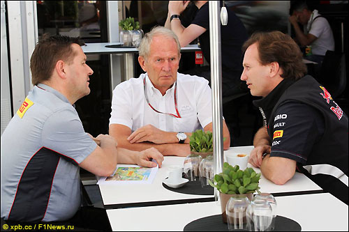 Пол Хембри, директор Pirelli Motorsport (слева), Хельмут Марко (в центре) и Кристиан Хорнер, руководитель Red Bull Racing (справ