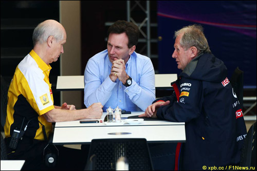 Президент Renault Sport Жан-Мишель Жалинье, руководитель Red Bull Racing Кристиан Хорнер и Хельмут Марко
