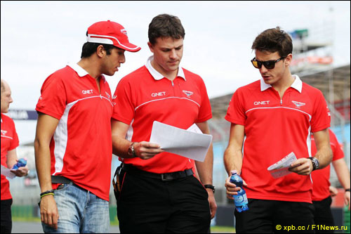 Родольфо Гонсалес (слева) вместе с гоночным инженером Marussia и Жюлем Бьянки обходят трассу в Альберт-парке