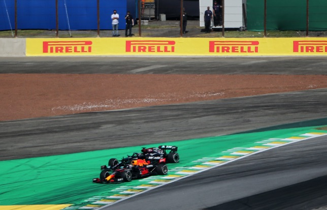 Машины Макса Ферстаппена и Льюиса Хэмилтона за пределами трассы на 48 круге гонки в Сан-Паулу фото XPB