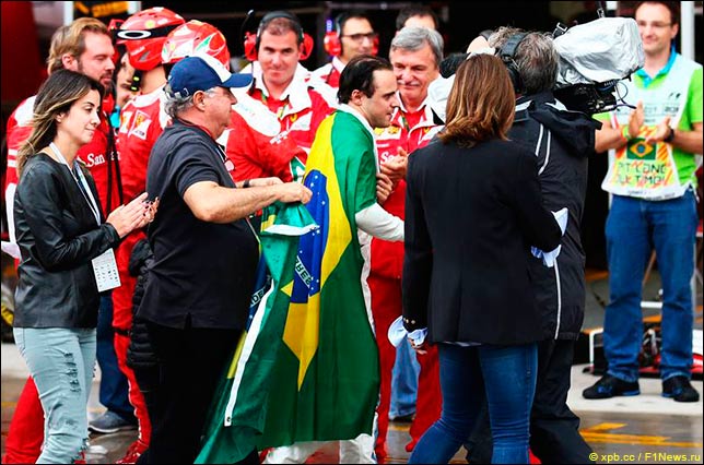 Фелипе Масса под аплодисменты возвращается в боксы с бразильским флагом
