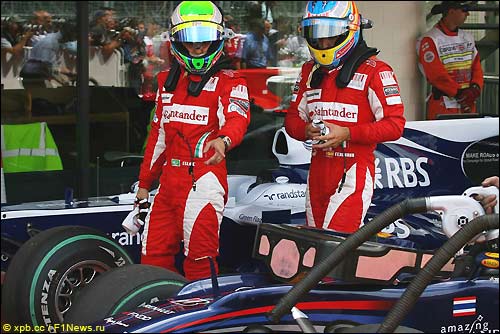 Масса и Алонсо рассматривают машину Red Bull после квалификации...