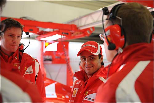Фелипе Масса в боксах Ferrari на тестах в Хересе, слева - его гоночный инженер Роб Смедли