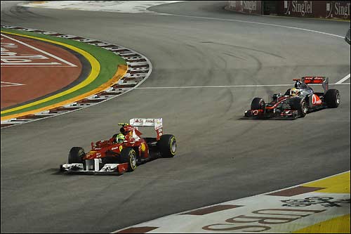 Льюис Хэмилтон преследует Фелипе Массу во время Гран При Сингапура