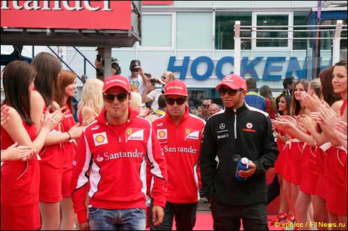Гонщики Ferrari и Льюис Хэмилтон на параде пилотов