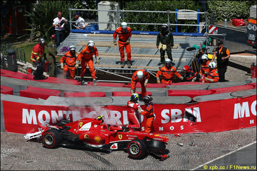 Фелипе Масса покидает машину после аварии в Гран При Монако