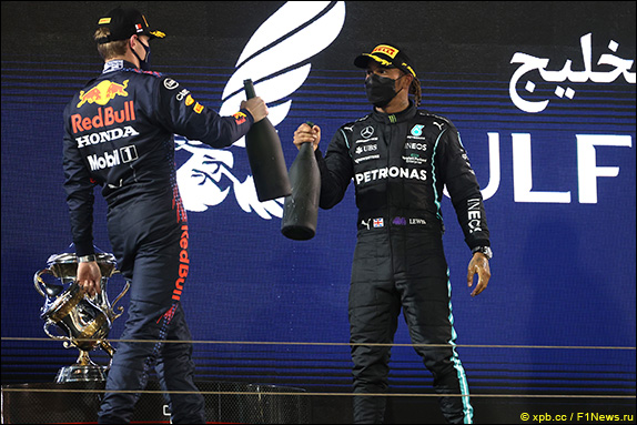 Max Verstappen und Lewis Hamilton auf dem Podium in Bahrain