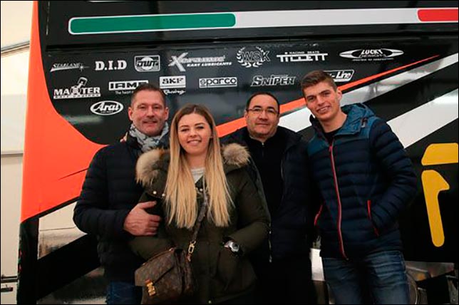 Макс Ферстаппен с семьей и руководителем команды. Фото Race Express
