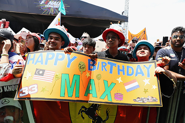 Малайзийские болельщики поздравляют Макса Ферстаппена с днём рождения