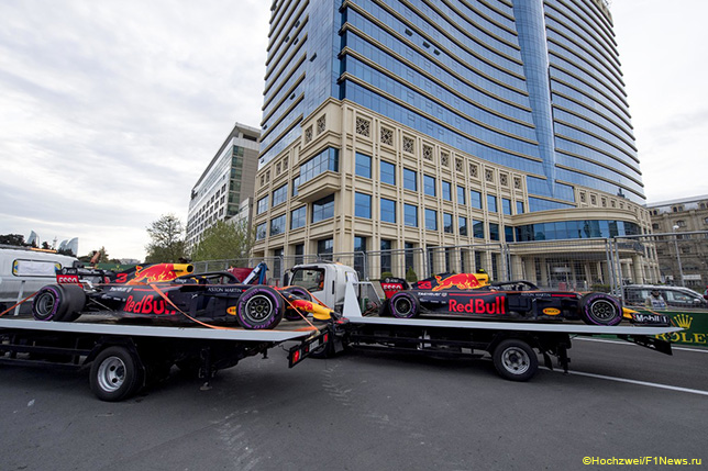 Машины Red Bull Racing эвакуируют с трассы после аварии