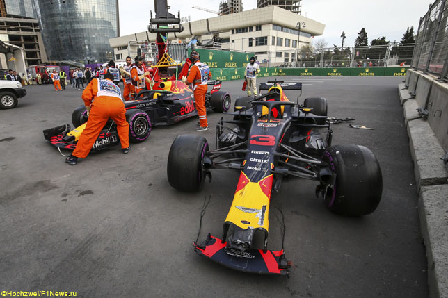 Машины Даниэля Риккардо и Макса Ферстаппена после столкновения в Баку
