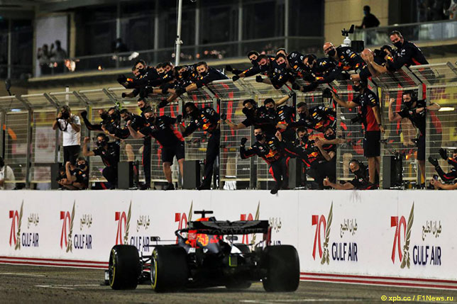 Команда Red Bull Racing приветствует Макса Ферстаппена на финише гонки
