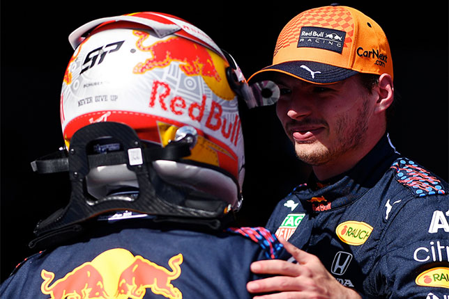 Макс Ферстаппен и Серхио Перес поздравляют друг друга с хорошими результатами в квалификации, фото Red Bull