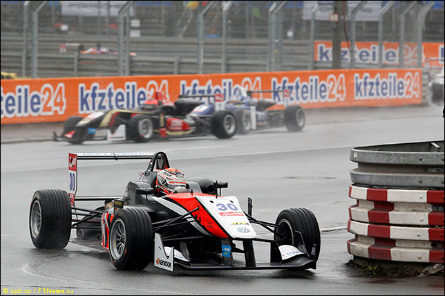 Макс Ферстаппен во время дождевой гонки на Норисринге в 2014-м...
