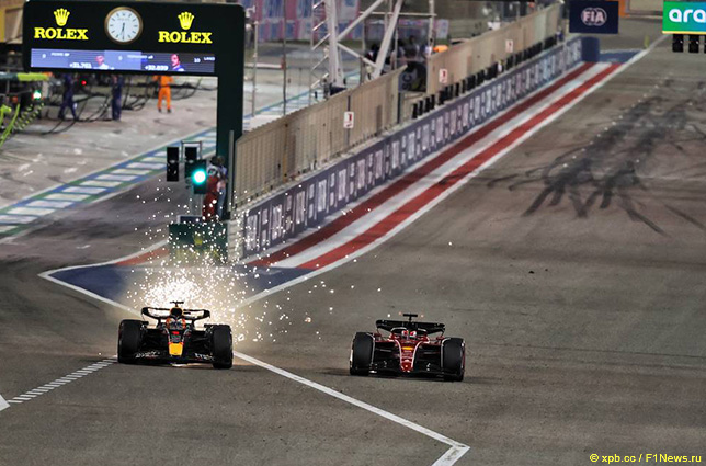 Макс Ферстаппен и Шарль Леклер ведут борьбу на трассе в Бахрейне