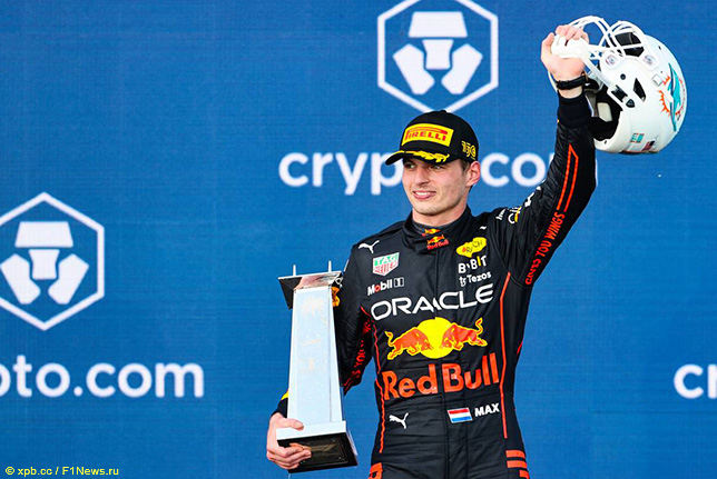 Команда Red Bull Racing поздравляет Макса Ферстаппена с победой в Майами