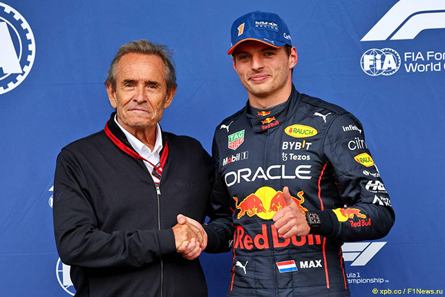 Макс Ферстаппен принимает поздравления от Жаки Икса, легендарного бельгийского гонщика