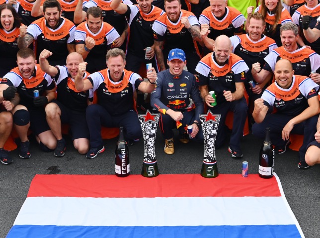 Макс Ферстаппен вместе с командой празднует победу в Зандфорте, фото пресс-службы Red Bull Racing