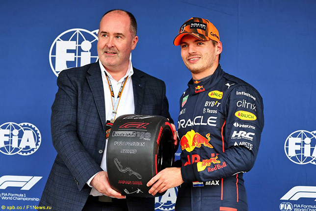 Макс Ферстаппен принимает приз за поул в Сузуке из рук Пола Рида, вице-президента FIA