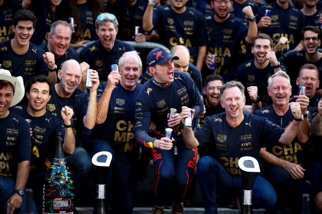 Макс Ферстаппен празднует победу вместе с командой, фото Red Bull Racing