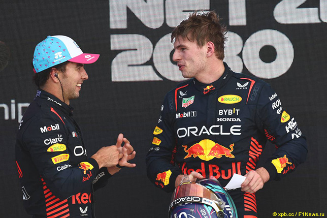 Гонщики Red Bull Racing поздравляют друг друга с победным дублем