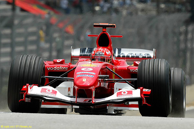 Михаэль Шумахер за рулём Ferrari F2004 на трассе Гран При Бразилии