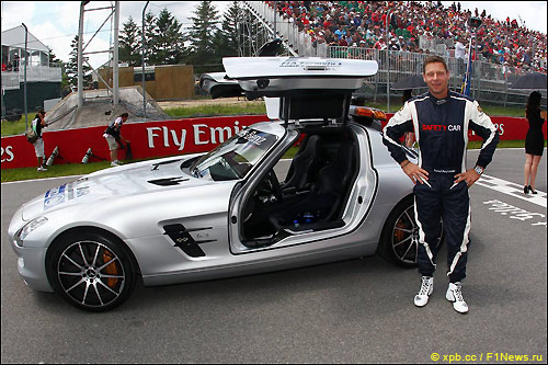 Бернд Майландер готовится сесть за руль автомобиля безопасности FIA