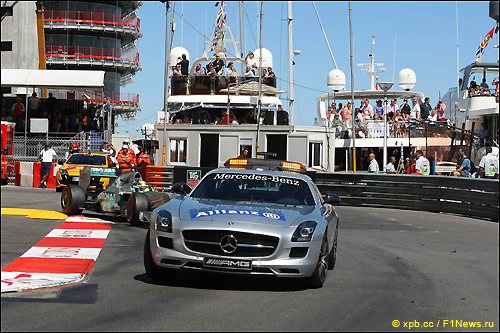 Бернд Майландер за рулём автомобиля безопасности на трассе Гран При Монако, 2013 год