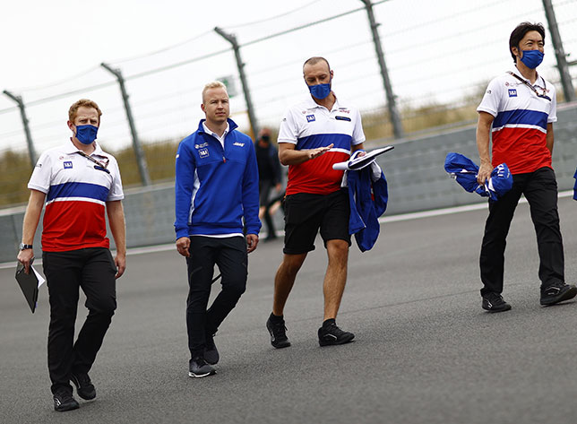 Никита Мазепин во время прогулки по трассе в Зандфорте с инженерами Haas F1, фото пресс-службы команды