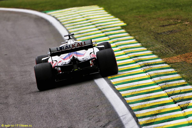 Никита Мазепин за рулём машины Haas F1 на трассе в Сан-Паулу