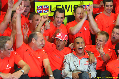 В McLaren отмечают титул Хэмилтона