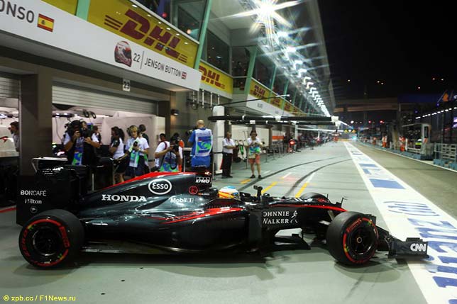 Фернандо Алонсо выезжает из боксов McLaren в Сингапуре
