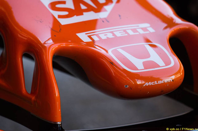 Логотип Honda на носовом обтекателе McLaren