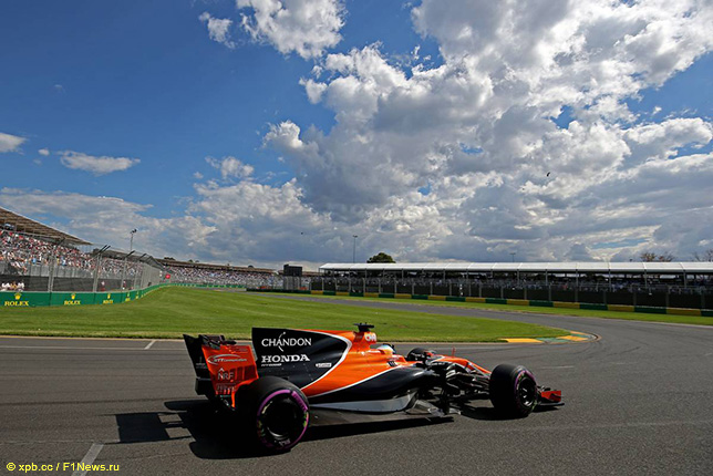 Фернандо Алонсо за рулём McLaren-Honda на трассе Гран При Австралии