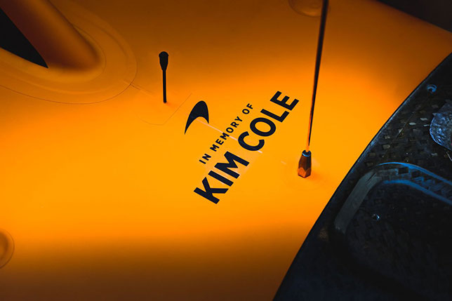Памаятная надпись, посвящённая Киму Коулу, на машине McLaren