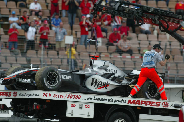 Машину Кими доставлют в боксы McLaren после схода в Нюрбургринге, 2005 год