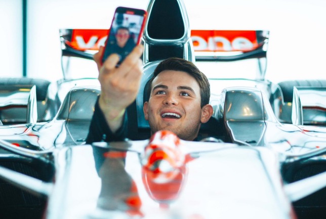 Пато О'Вард делает селфи в кокпите чемпионской MP4-23 Льюиса Хэмилтона, фото пресс-службы McLaren