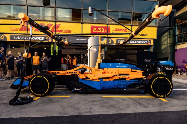 Машина McLaren, построенная из деталей LEGO, фото пресс-службы Гран При Австралии