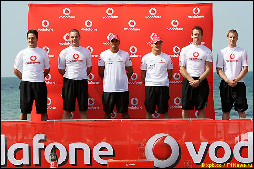 Льюис Хэмилтон и Хейкки Ковалайнен на мероприятии Vodafone