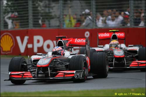Пилоты McLaren Дженсон Баттон и Льюис Хэмилтон